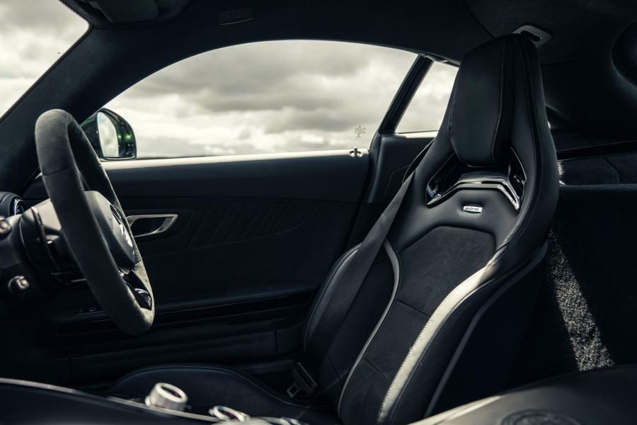Интерьер Mercedes-AMG GT R 2017 года  (UK) (фото 21 из 40)